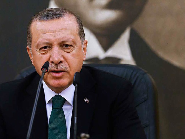 Erdogan am Sonntag vor dem Portrt von Staatsgrnder Atatrk   | Foto: dpa