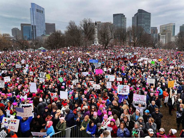 Zahlreiche Menschen nehmen in Boston a...p-Kundgebung Marsch der Frauen teil.  | Foto: dpa