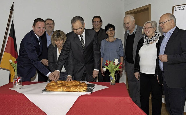 Erstmals schnitt Brgermeister Mario S... Ehrenbrgern eine Neujahrsbrezel an.   | Foto: Volker Mnch