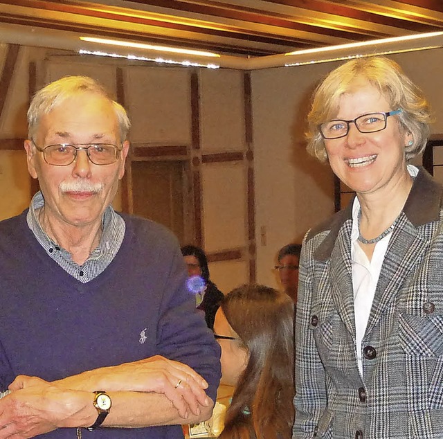 Sabine Piontek (rechts) von der Fachst...insatz in der Bcherei in Heitersheim.  | Foto: Privat