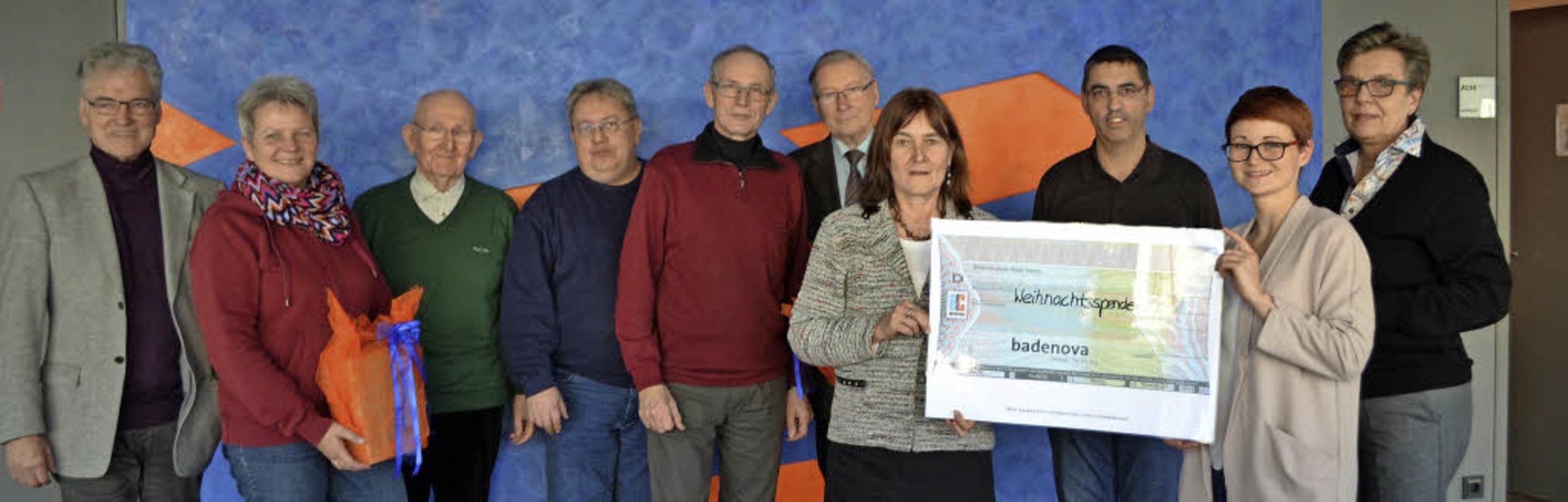 Freuten sich ber die Spende (v.l.): A... von Badenova berreichte den Scheck.   | Foto: reimold