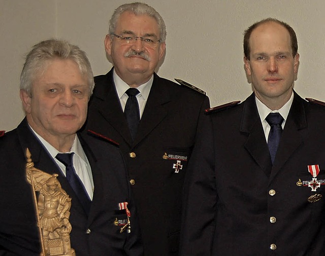 Die beiden langjhrigen Feuerwehraktiv...g Berger, der die Ehrenzeichn bergab.  | Foto: Christian Rnigwald