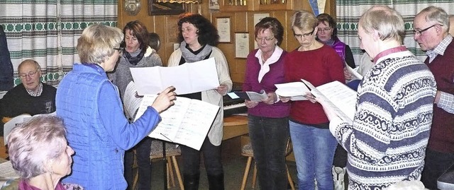 Der  Kirchenchor unter Leitung von  Re...e den Pfarrfamilienabend musikalisch.   | Foto: Rittner