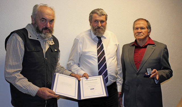 Willi Stoll (links) und Gerhard Moosma...mit der silbernen Ehrennadel des VdK.   | Foto: Birgit Rde