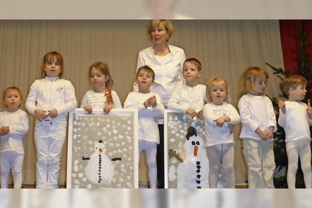 Mini-Schneeflocken wirbeln im Saal