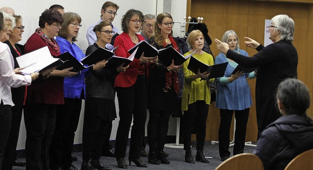 Angelika Asche dirigiert den Chor Tonart.   | Foto: Heidi Fssel