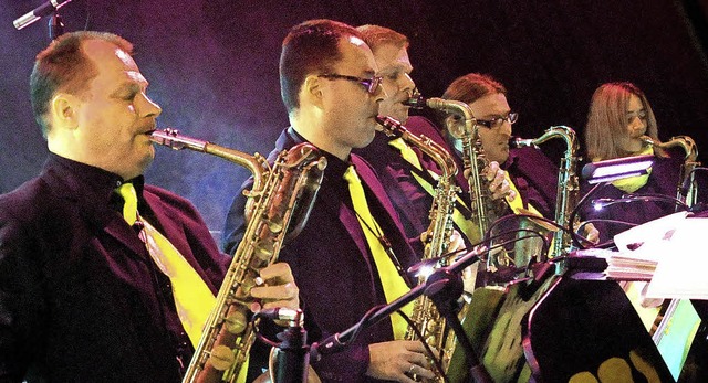 Vier  Saxophonisten und eine Saxophonistin der Big Band W beim Einsatz   | Foto: Wolfgang Knstle