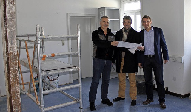 Beim Umbau des stdtischen Rechnungsam... Gtz (von links) erfreut feststellen.  | Foto: Hansjrg Bader
