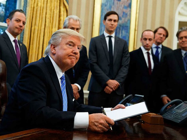 Donald Trump im Oval Office, nachdem e...erem den TPP-Erlass unterschrieben hat  | Foto: dpa