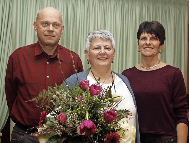 Blumen und die Ehrenmitgliedschaft erh...itha Obergfll gratulierten ihr dazu.   | Foto: Heidi Fssel