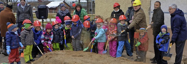 Krftig packten die Kindergartenkinder beim Spatenstich fr den Anbau mit an.   | Foto: SENF