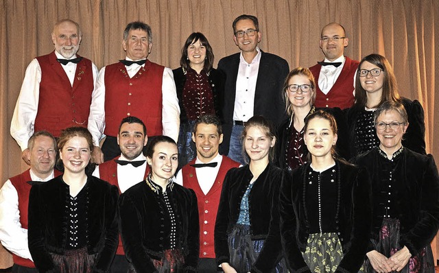 Der Vorstand der Trachtenkapelle Musik...ie in die Kapelle aufgenommen wurden.   | Foto: Karin Heiss