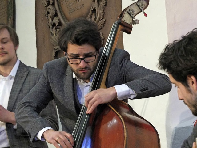 Ulrich Zeller am Bass der Klezmerband Yxalag   | Foto: Martina David-Wenk