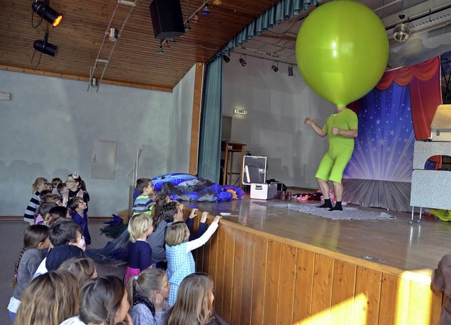 Das passiert, wenn ein Zauberclown einen Luftballon aufblst.   | Foto: sil