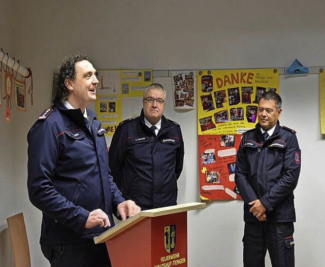 Rolf Zastrow (Mitte) und Peter Gantner...eiter Christian Hoch (links)  geehrt.   | Foto: Feuerwehr Tiengen