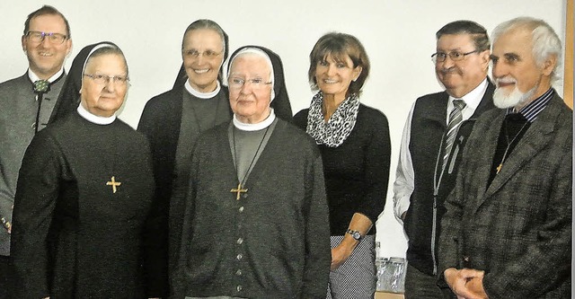 Sie sagten auf Wiedersehen (von links)...trums) sowie  Pfarrer August Schuler.   | Foto: karin Maier