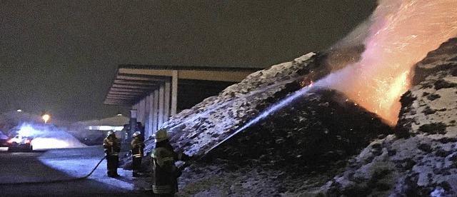 Nchtlicher Lscheinsatz an brennendem Rindenmulchberg in der Breisgauallee.   | Foto: Feuerwehr Herbolzheim