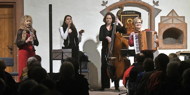 Frenetischen Applaus erhielten das Trio und die Sngerin im Schlssle.   | Foto: Wolfgang Knstle