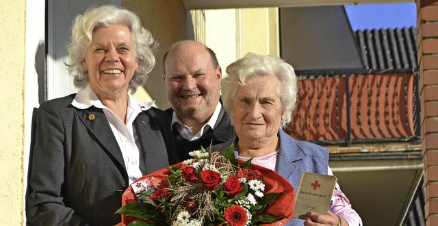 Hildegard Engelhard (r.) wurde durch G...Armbruster vom DRK Offenburg geehrt.    | Foto: Karin Reimold