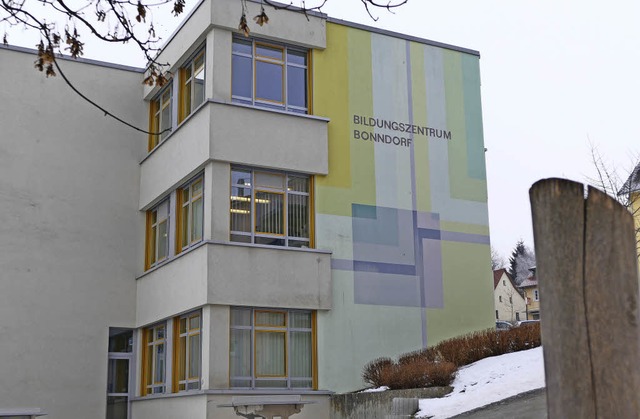 Gestrichen: Die geplante Sanierung der Auenfassade des Bildungszentrums.  | Foto: Stefan Limberger-Andris