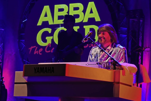 ABBA Gold sorgte fr 1970er-Jahre-Feeling im ausverkauften Gloria-Theater.   | Foto: Rank
