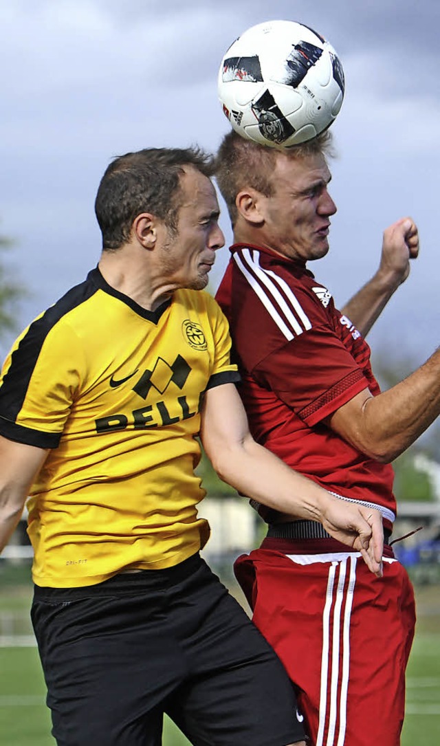 &#8222;Nicht nachlassen&#8220;: FVLB-Strmer Nils Mayer (rechts)  | Foto: Achim Keller