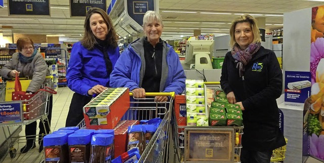 Edeka-Kunden ermglichen den Kauf von ...n durch die Spende ihrer Leergutbons.   | Foto: Verein