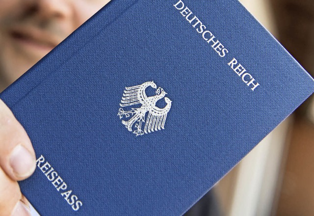 Selbstgemachter Reisepass der Reichsbrger   | Foto: dpa