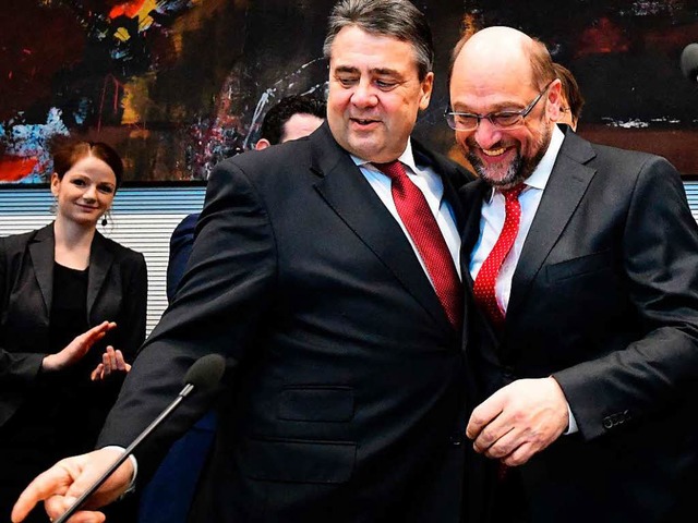 Sigmar Gabriel (links) lsst seinen Pa... Vortritt in Sachen Kanzlerkandidatur.  | Foto: AFP