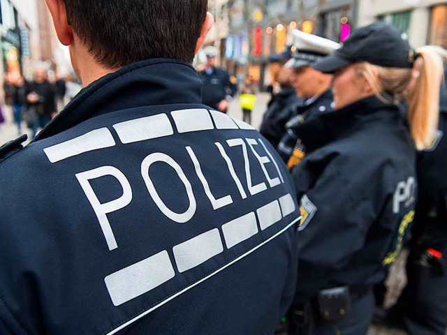 Polizeistrafe in Stuttgart. An Wochene... zu 100 zustzliche Beamte im Einsatz.  | Foto: dpa