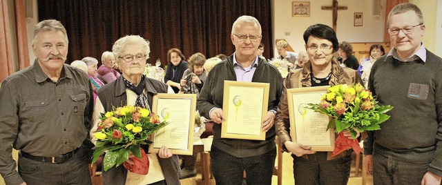 Vorsitzender Peter Deck (von links) gr...der 40 Jahre dem Kirchenchor angehrt.  | Foto: Werner Schnabel