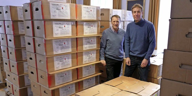 Arnold Paukner und Brgermeister Raine...en Kartons voller Grundbuchunterlagen.  | Foto: Sebastian Barthmes