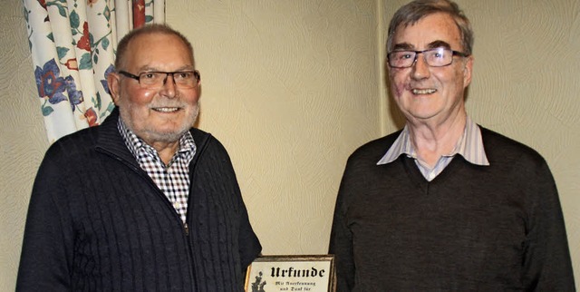 Hansfrieder Geugelin (rechts) ernannte Emil Werth zum Ehrenmitglied.   | Foto: Siemann