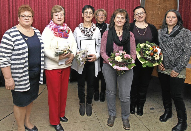 Langjhrige Vereinsmitglieder wurden b...auptversammlung der Landfrauen geehrt.  | Foto: Herbert Trogus