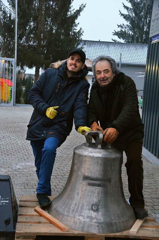 Johann Traber junior und Johann Traber senior mit der Glocke fr ihre Kapelle  | Foto: Gerold Zink