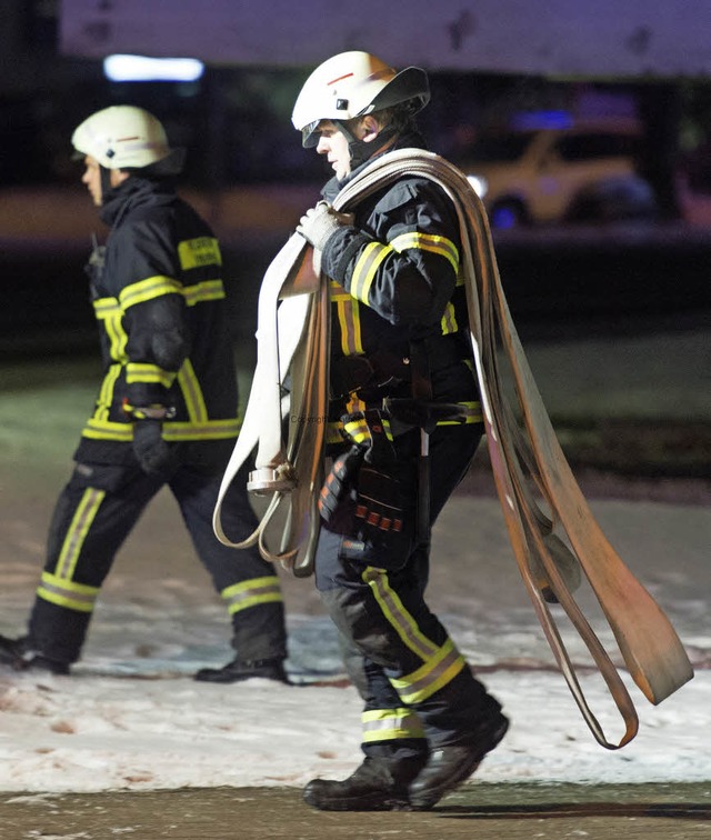 Berufs- und Freiwillige Feuerwehr lschten den Brand.   | Foto: P. Seeger