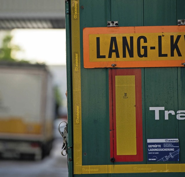 Lang-Lastwagen verndern den Straenverkehr.   | Foto: dpa