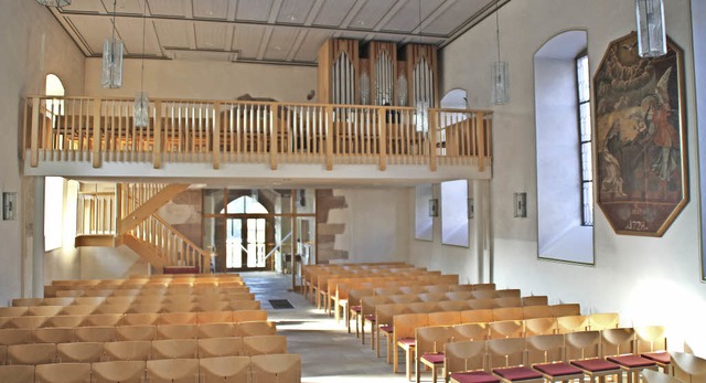 Auf der Empore hat die Orgel ihren Platz in der linken Ecke  | Foto: Rolf Reimann