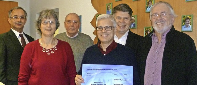 Der Frauenverein Grenzach-Wyhlen spend...der Roche in Basel weitere 5000 Euro.   | Foto: Kirchliche Sozialstation