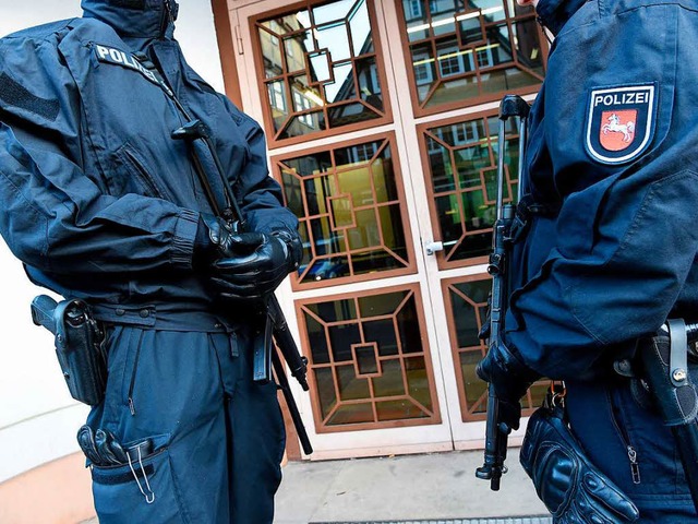 Polizisten bewachen den Eingang des Oberlandesgerichts Celle.  | Foto: dpa