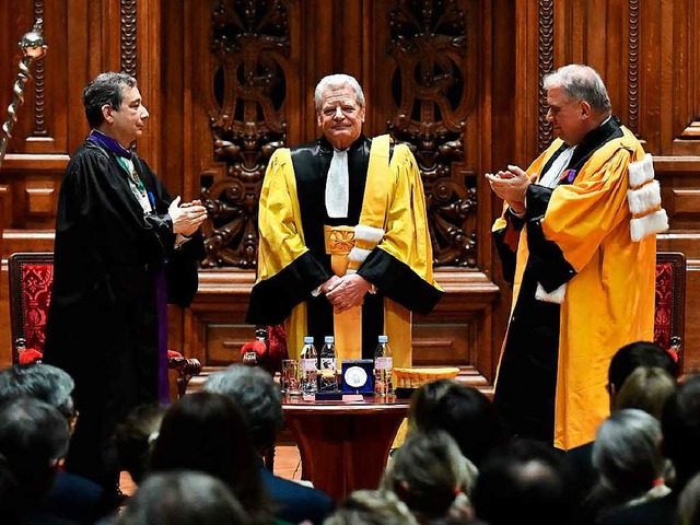 Unter dem Talar ein Bundesprsident: J...ariser Sorbonne die Ehrendoktorwrde.   | Foto: AFP/dpa