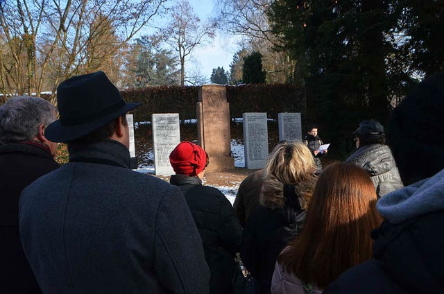 Knapp 50 Emmendinger kamen am Freitag ...tunde am Mahnmal vor dem Bergfriedhof.  | Foto: Gerhard Walser