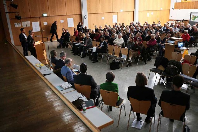 Rund 120 Zuhrer kamen zur Brgerinfo in die Aula des Max-Planck-Gymnasiums.  | Foto: Christoph Breithaupt