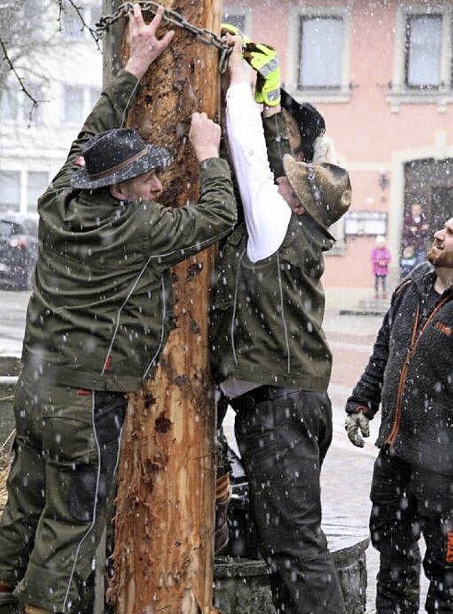 Mit dem Narrenbaumstellen geht die Fasnacht los.  | Foto: Schtz