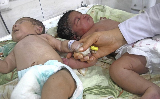 Dieses  Baby in Pakistan hat bereits ein Namensschild.   | Foto: dpa