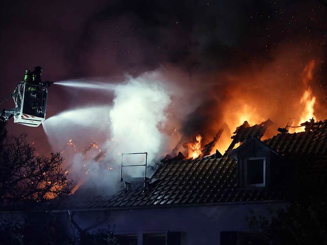Als die Feuerwehr eintraf, stand der D...mehrere Hunderttausend Euro geschtzt.  | Foto: Christoph Breithaupt