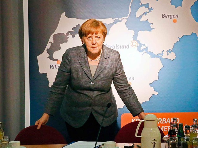 Die deutsche Kanzlerin hlt Trumps Ein...topp fr Muslime fr den falschen Weg.  | Foto: dpa