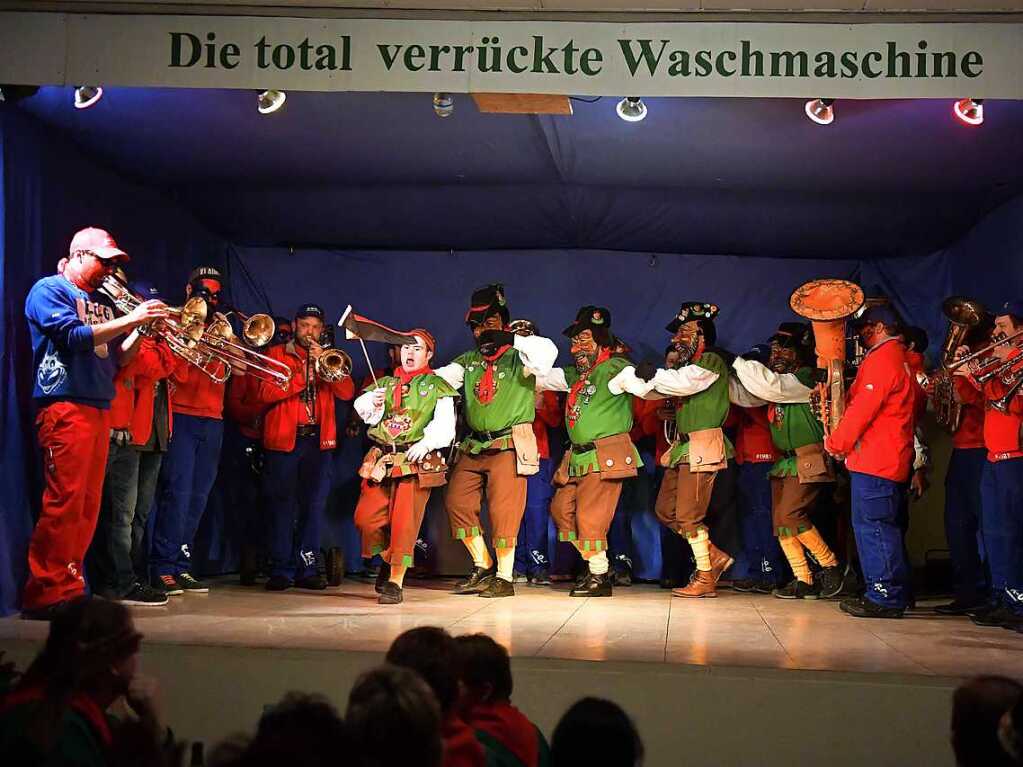 Einmarsch des Katastrophenorchesters Gndelwangen und der Ruber.