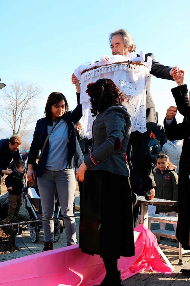 Gesttzt von den Taufpatinnen trug Joh...m ber ein Drahtseil zum Taufbecken.  | Foto: Claudia Mller