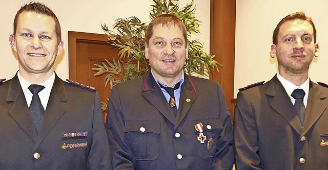 Gesamtkommandant Stefan Frle (links)... Blume fr 25 Jahre Mitgliedschaft  .   | Foto: haka